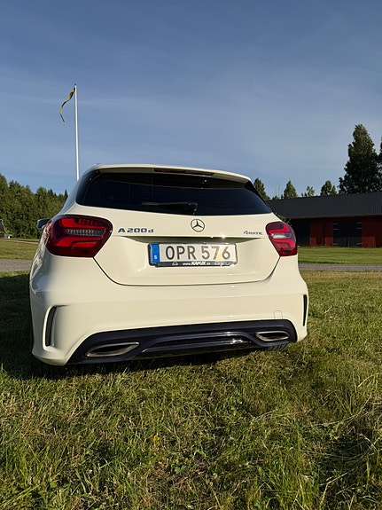 Mercedes-Benz A200 d 2 of 5