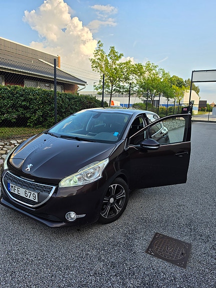 Peugeot 208 8 of 17