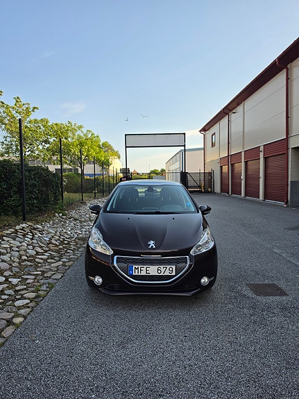 Peugeot 208 3 of 5