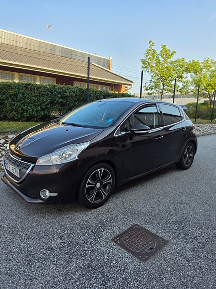 Peugeot 208 2 of 5