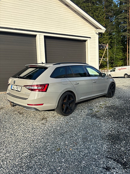 Skoda Superb 2 of 5
