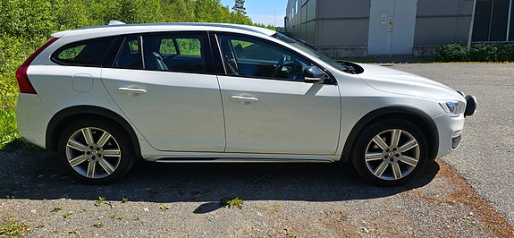 Volvo V60 Cross Country 2 of 5