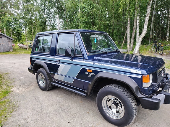 Mitsubishi Pajero 3 of 5