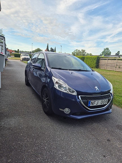 Peugeot 208 2 of 5