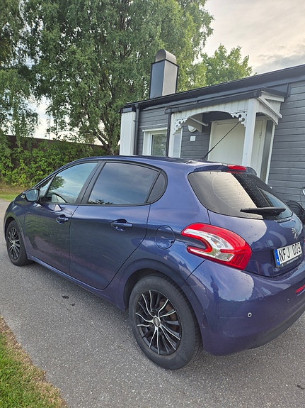 Peugeot 208 4 of 5