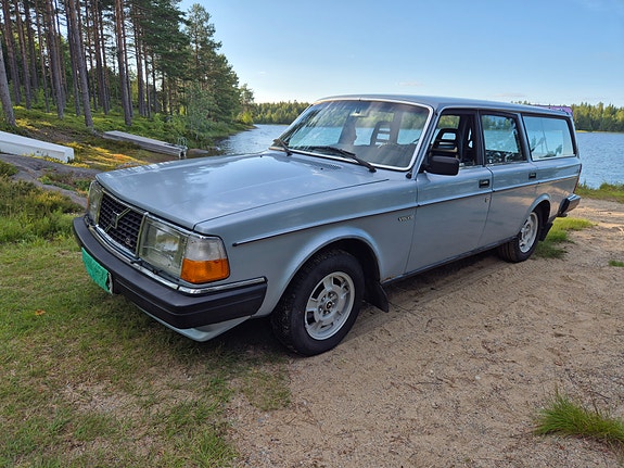 Volvo 245 2 of 5