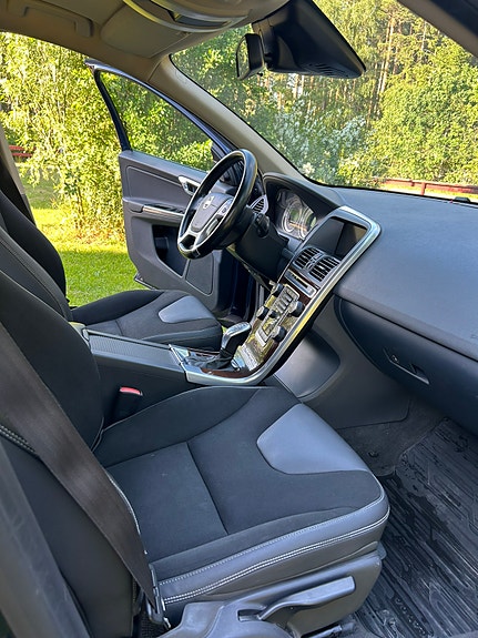 Volvo XC60 8 of 12