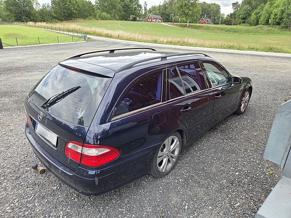 Mercedes-Benz E220 3 of 4