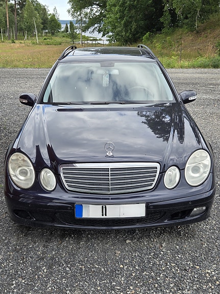 Mercedes-Benz E220 2 of 4