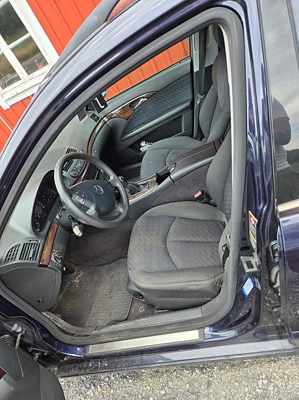 Mercedes-Benz E220 4 of 4