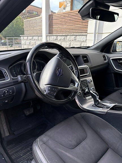 Volvo V60 2 of 5