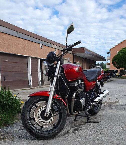 Honda CB750F2 (RC42) 2 of 5