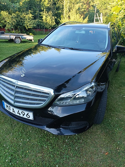 Mercedes-Benz E220 2 of 13