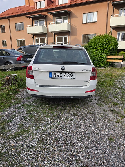 Skoda Octavia 2 of 5