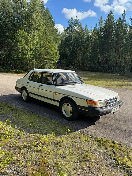 Saab 900 2 of 5