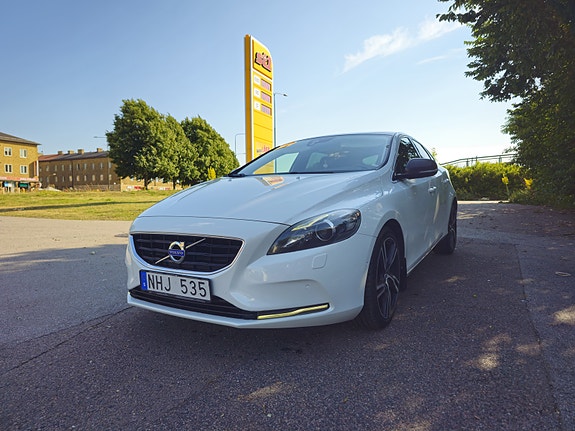 Volvo V40 2 of 7