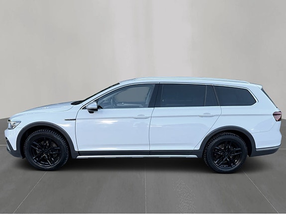 Volkswagen Passat Alltrack 2 of 5