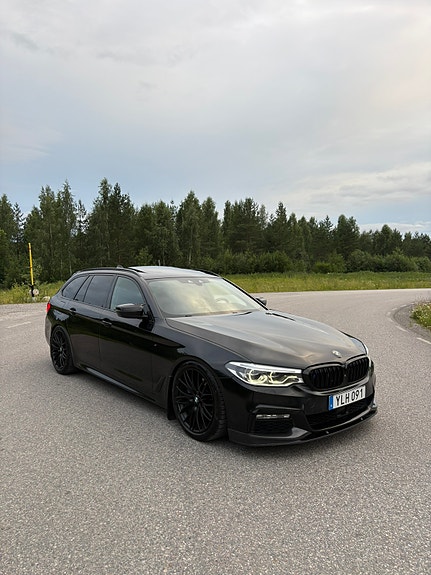 BMW 540i 3 of 5