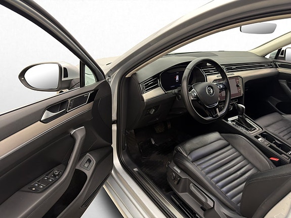 Volkswagen Passat 10 of 30