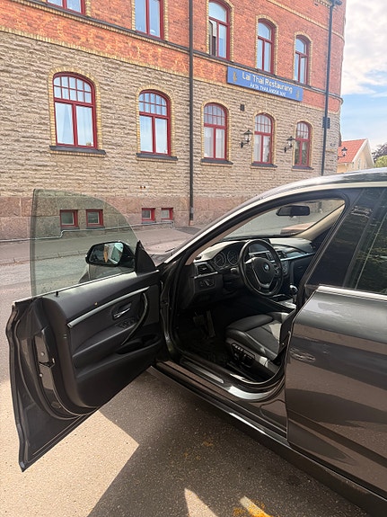 BMW 320d 2 of 5