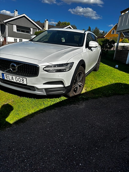 Volvo V90 Cross Country 2 of 3