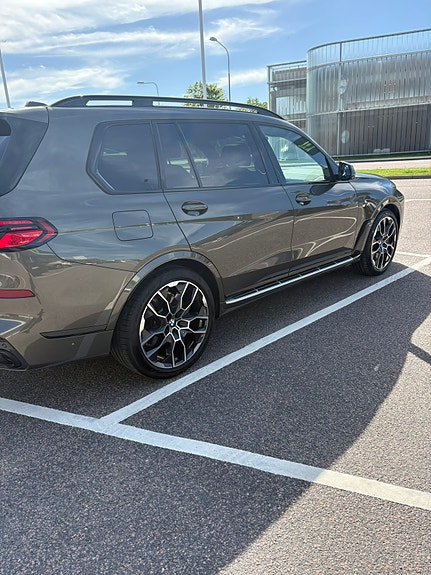 BMW X7 2 of 5