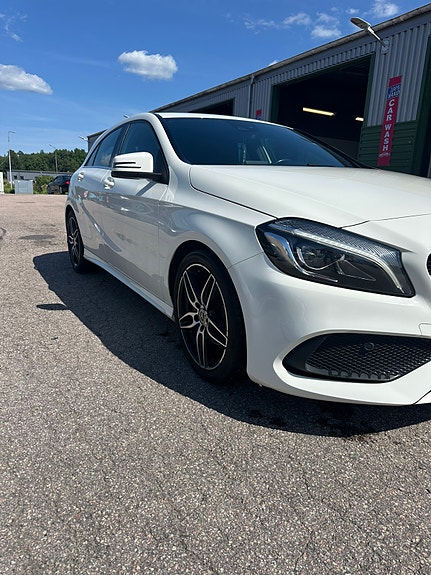 Mercedes-Benz A180 2 of 5