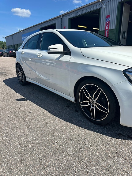 Mercedes-Benz A180 3 of 5