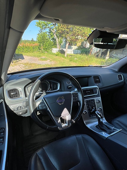 Volvo V60 Cross Country 2 of 5