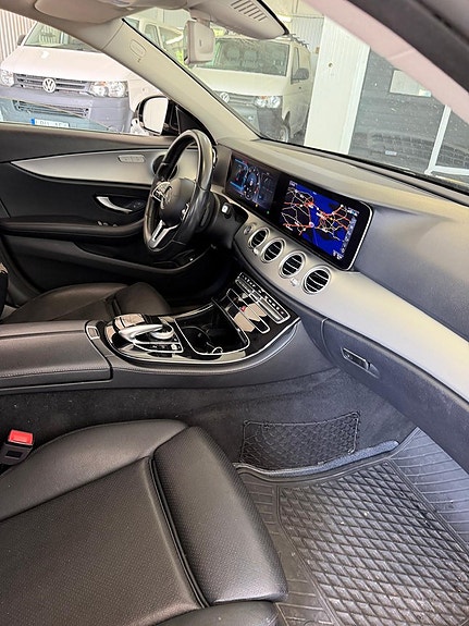 Mercedes-Benz E220 9 of 23