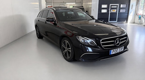 Mercedes-Benz E220 2 of 23