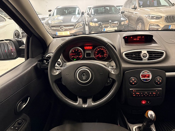 Renault Clio 16 of 19