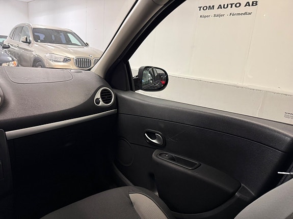 Renault Clio 18 of 19
