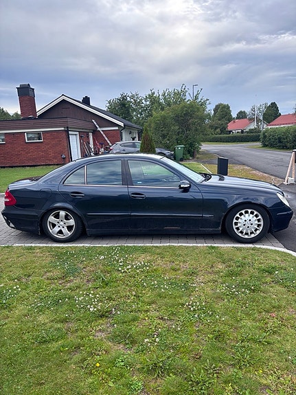 Mercedes-Benz E220 2 of 2