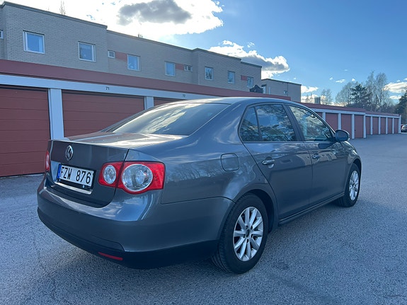 Volkswagen Jetta 3 of 5
