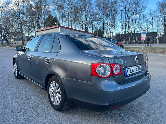 Volkswagen Jetta 4 of 5