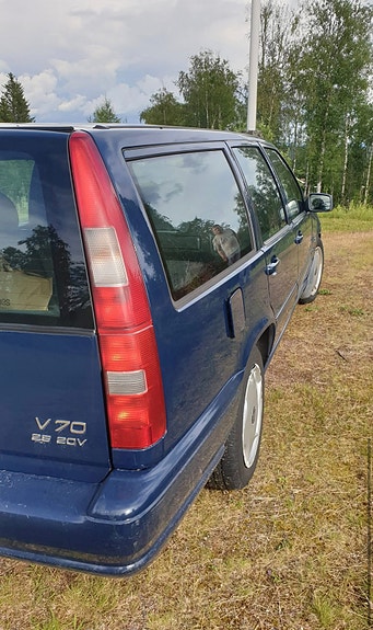 Volvo V70 2 of 3