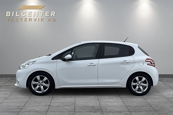 Peugeot 208 2 of 5