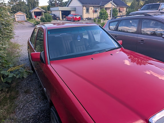 Mercedes-Benz 230 E 2 of 5