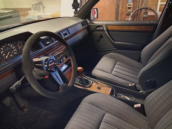 Mercedes-Benz 230 E 5 of 5