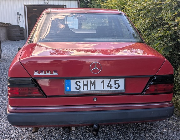 Mercedes-Benz 230 E 4 of 5