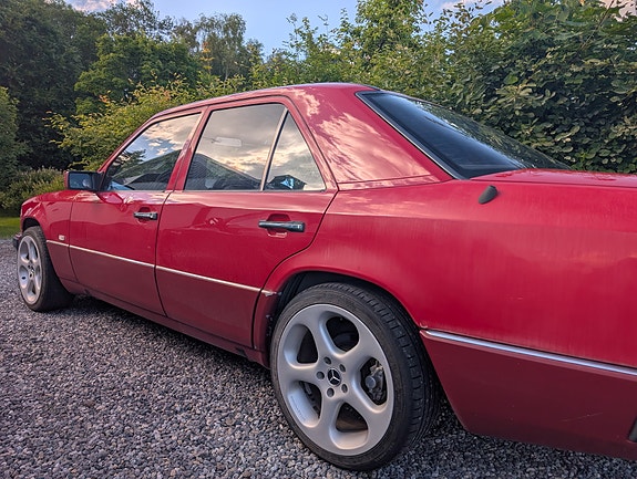 Mercedes-Benz 230 E 3 of 5