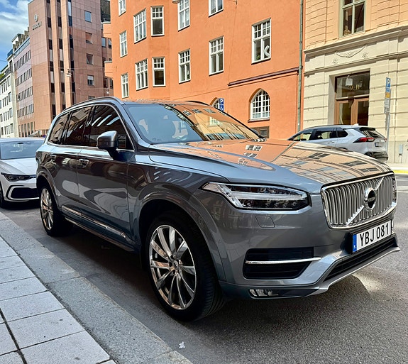 Volvo XC90 2 of 4