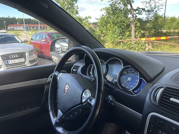 Porsche Cayenne Turbo 11 of 25