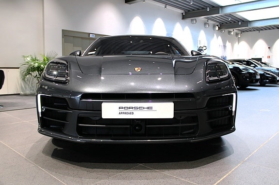 Porsche Panamera 4 5 of 5