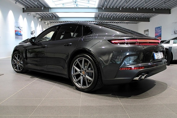 Porsche Panamera 4 2 of 5