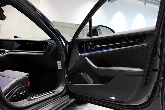 Porsche Panamera 4 3 of 5