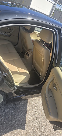 BMW 320i 8 of 15