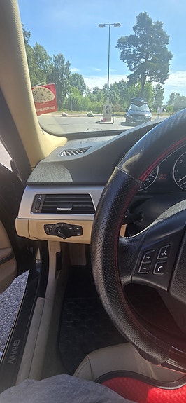 BMW 320i 14 of 15