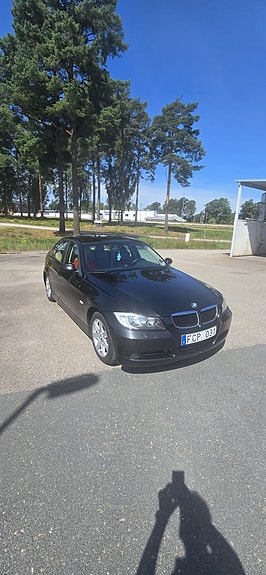 BMW 320i 5 of 15